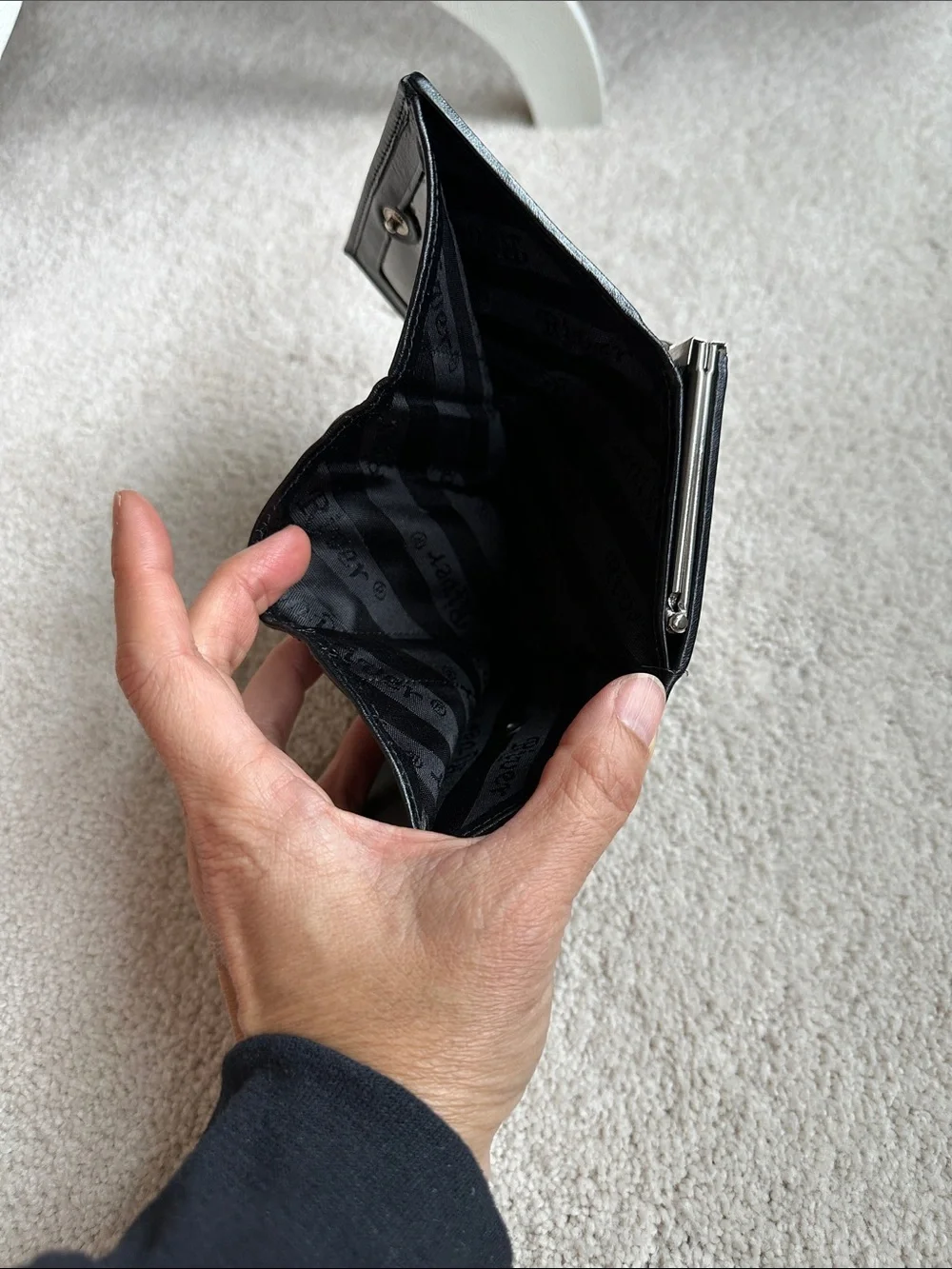 Authentic River Black Stingray Leather Trifold Kiss-Lock Wallet